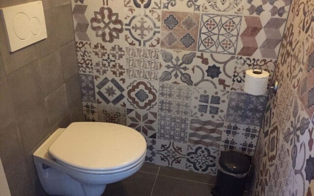 Lush Villa with Hot Tub, Private Fenced Garden in Hippolytushoef