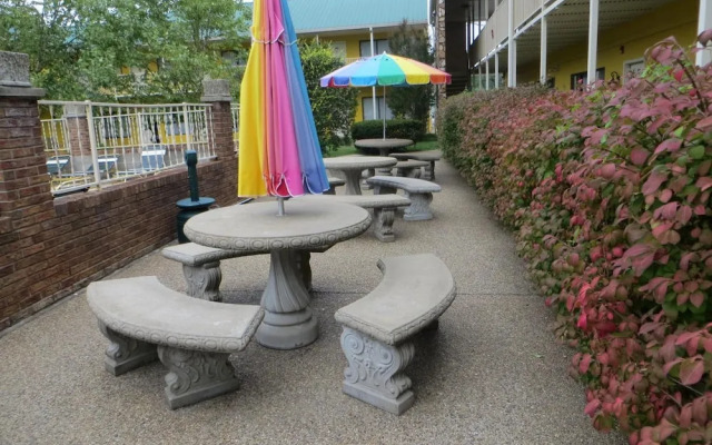 Golden Manor Inn & Suites