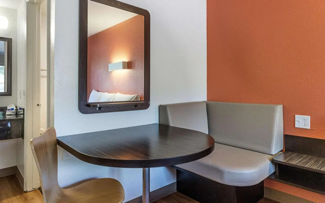 Motel 6 Shaw Ave & Hwy 99