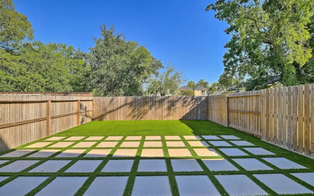 Modern Houston Townhome - 3 Mi to Downtown!