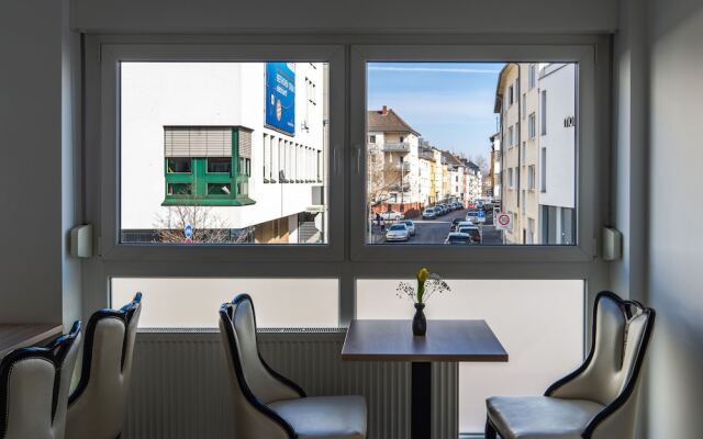 HOTEL83