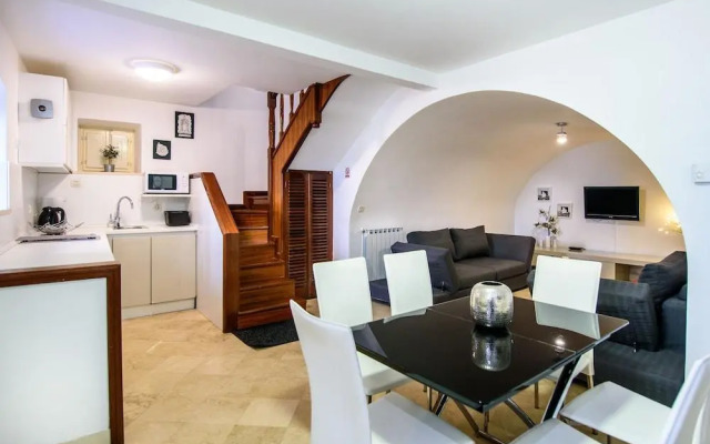 Luan Old Town Apartment by Duhomes
