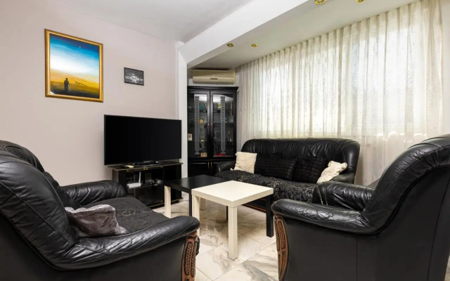 Spacious 2-Bedroom Maisonette in City Centre