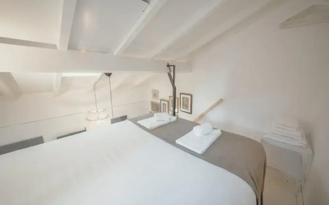 Mezzanine Stylish Apartment H by Vacationy