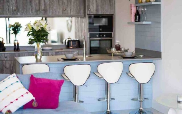 No2 Sandy Bay , Luxury Beachfront Apartment