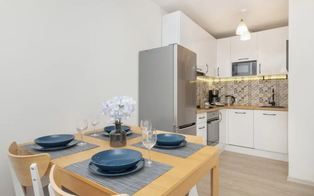 Gdansk Apartment With Desk by Renters