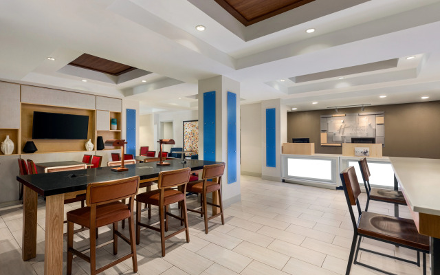 Holiday Inn Exp Stes Shawnee