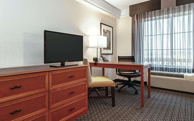 La Quinta Inn & Suites by Wyndham Ontario Airport