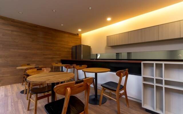 RedDoorz Plus near Perbanas