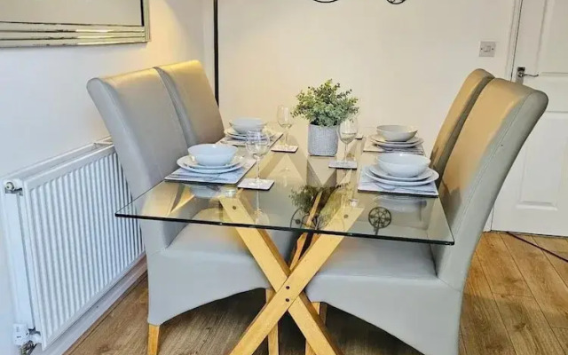 Stylish 3 Bed Home Parking City centre