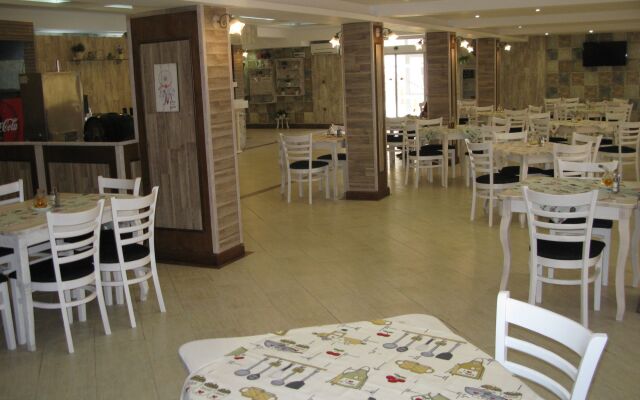 Estreya Palace & Residence