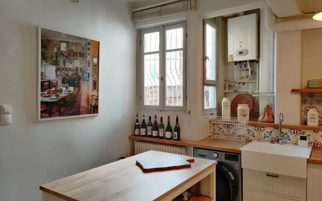 Stylish 1BR Apt With Retro Kitchen View Balcony