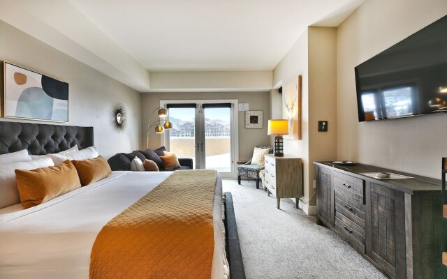 Your own balcony, full kitchen in Canyons Village by RedAwning