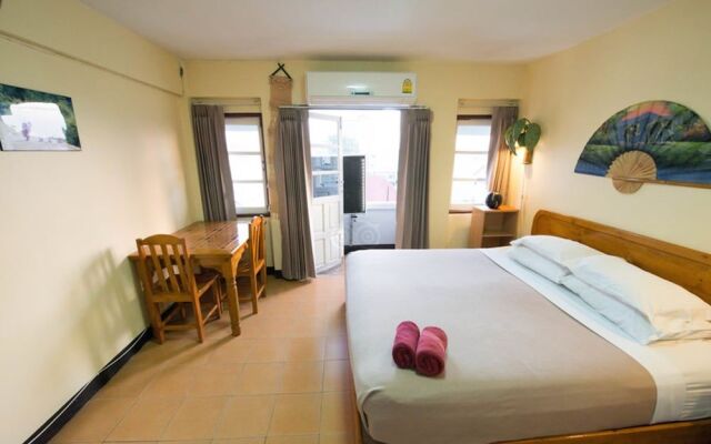 Funky Monkey Guesthouse & Tours