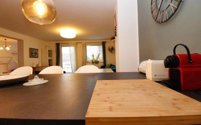 MODERN spacious, 2 BEDROOM, FREE PARKING