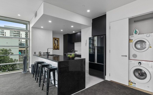 QV Upscale Modern Apt with Parking -965