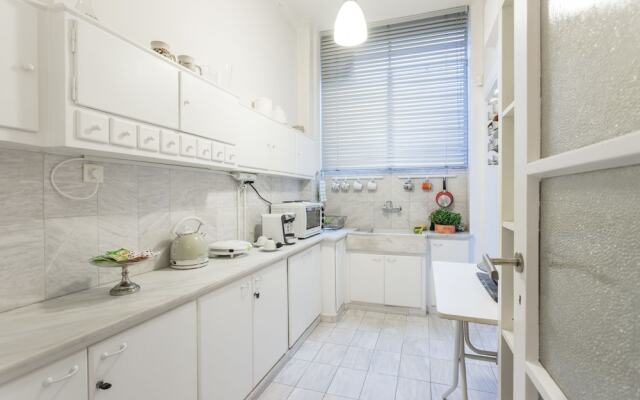 Elegant & Spacious 2bdr Flat