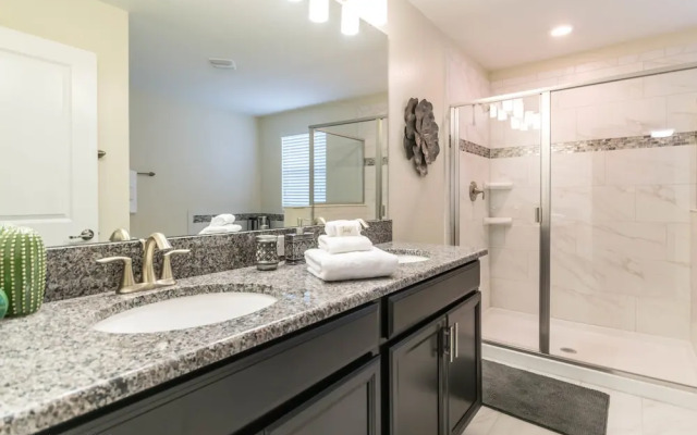 6 Bedroom, 6 Bath Pool Home