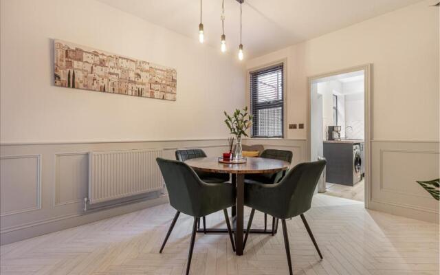 2 Bedroom House- Hereford City Centre with Parking