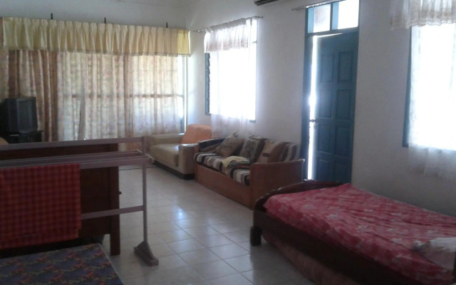 Homestay Aircond Pantai Timur Chalet Guest House Kak Mah