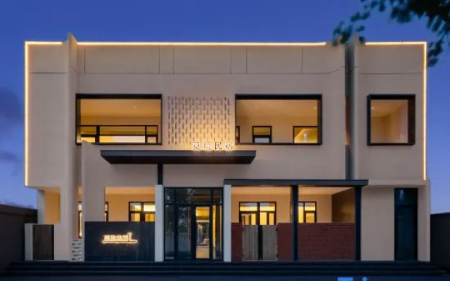 DH·Mi Jing | Guanshan Hot Spring Residence (at the Mingsha Mountain Crescent Spring Scenic Area — 3-star hotel in Jiuquan
