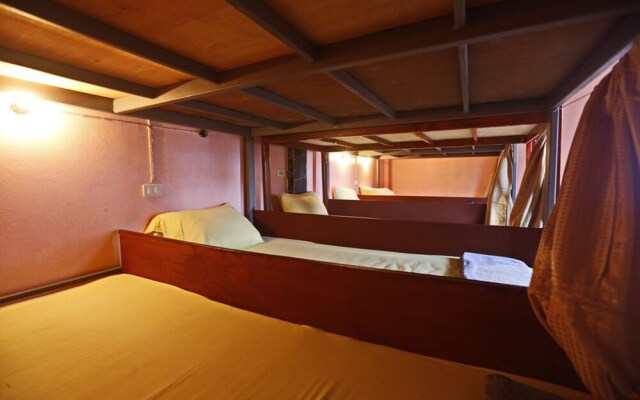 Om Ganesh Hostel - Adults Only