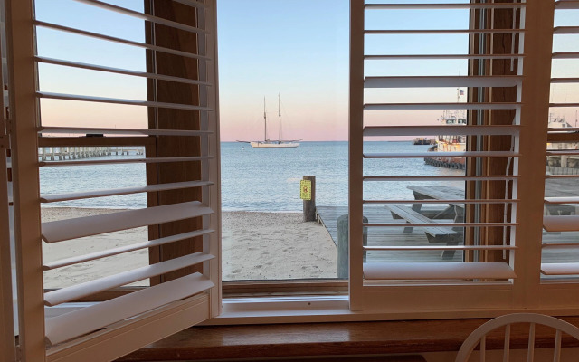 Vineyard Harbor Motel - Private Beach