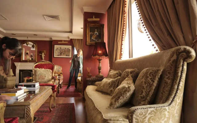 Gondola Hotel And Suites