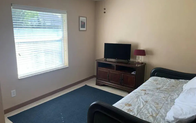 King BED Hottub Palm Coast
