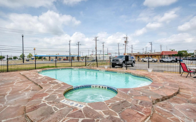OYO Hotel San Antonio Lackland Air Force Base West
