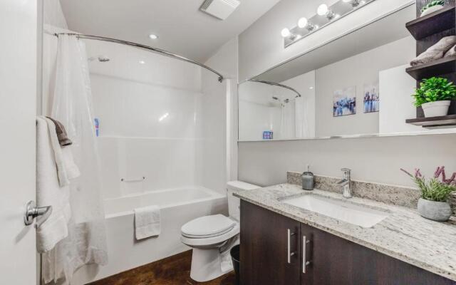 Upscale 2BR Condo - King Bed - Stunning City Views