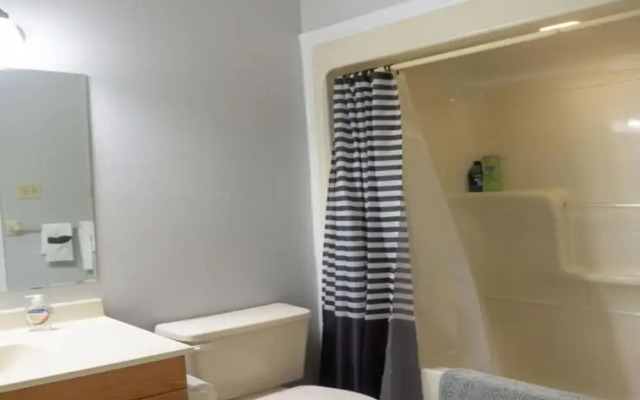 2BR Condo in Heart of Uptown Coffee Wifi