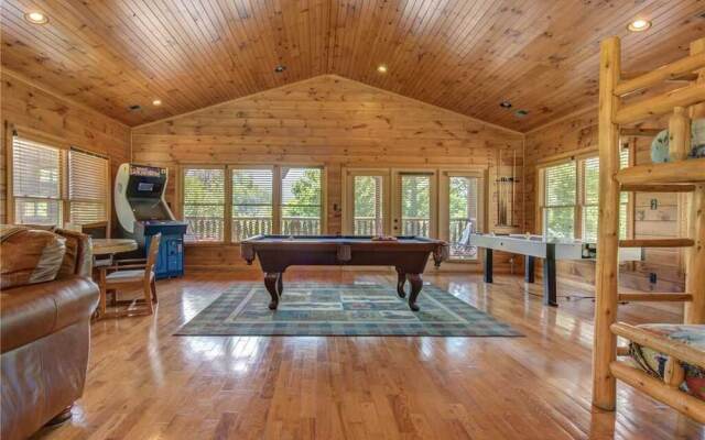 Gatlinburg Majesty 4 Bedroom Home with Hot Tub