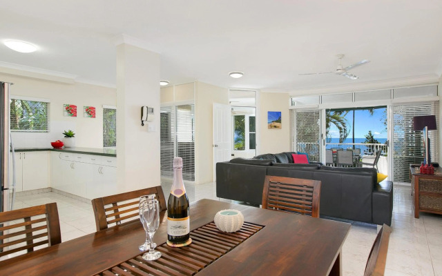 The Beach House 3BR Waterfront Apartment, Own WIFI