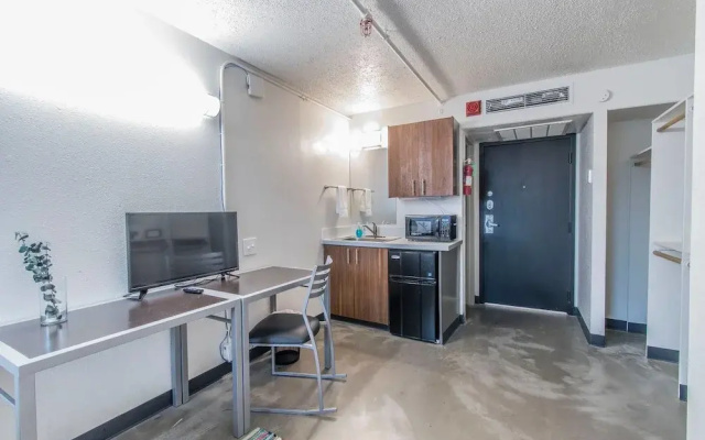 Texas State Capitol Flat- Social Living + Pool