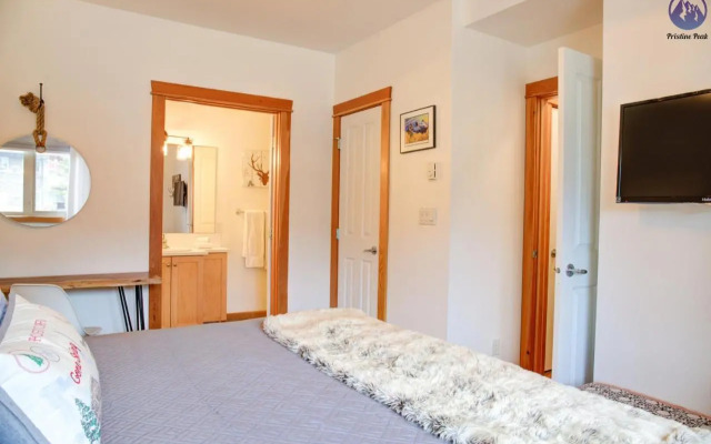 Modern Nordic 2 Bedroom Mountain View Condo
