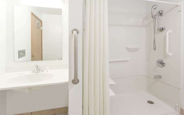 Super 8 by Wyndham Rock Falls Sterling Area