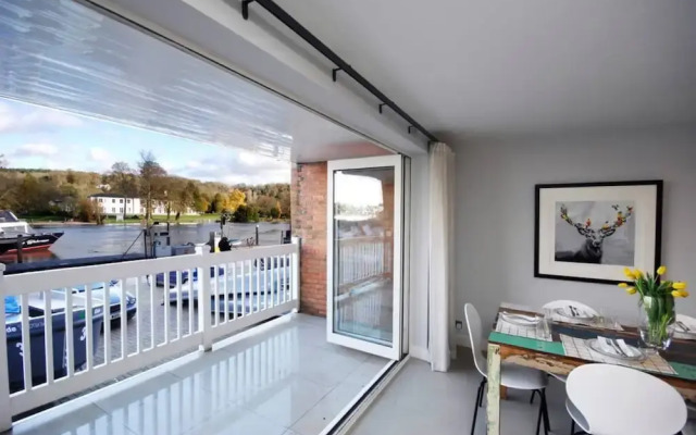 The Oars - Riverfront Property - From 300 Per Night