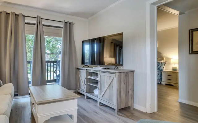 Walk to Beach: Condo w/ Balcony in Hilton Head