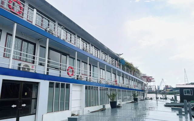 Oasis Floating Hotel Yangon