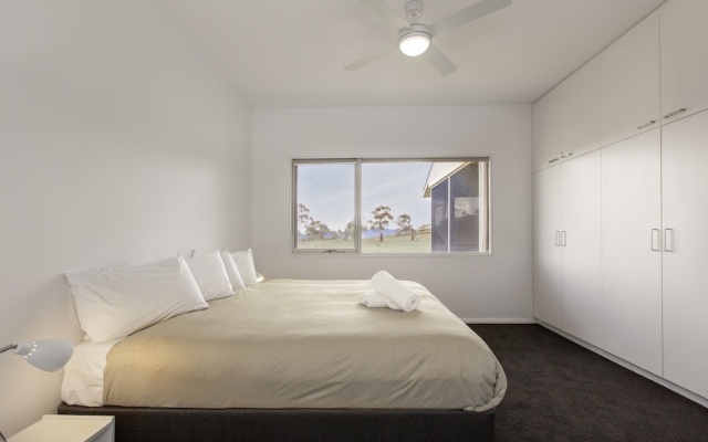 Manna Tree Farm -modern home with majestic views in stunning countrysi – Guest Rooms – Jindabyne