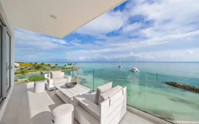 Luxury 4-bedroom Oceanfront Oasis