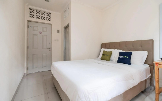 RedDoorz Plus near UPN Veteran Jakarta