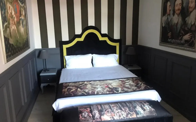 Art & Interiors