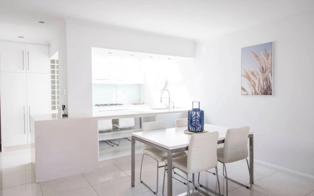 Stylish Executive Apartment With Balcony