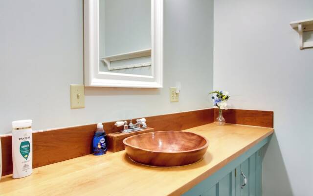 All-season Ludlow Apartment: 3 Mi to Okemo Resort!