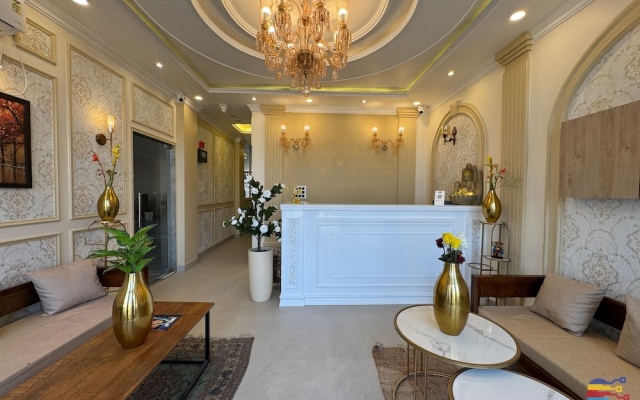 Vaidik Palace - 800 mtr from Prem Mandir