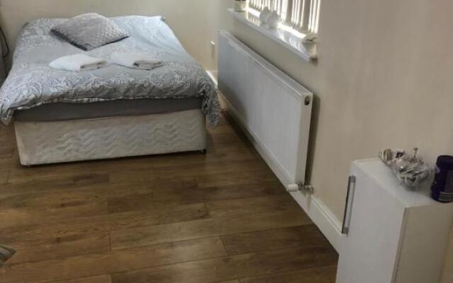 BIG ROOM rusholme WITH TV AND PRIVATE BATHROOM-parking&wifi
