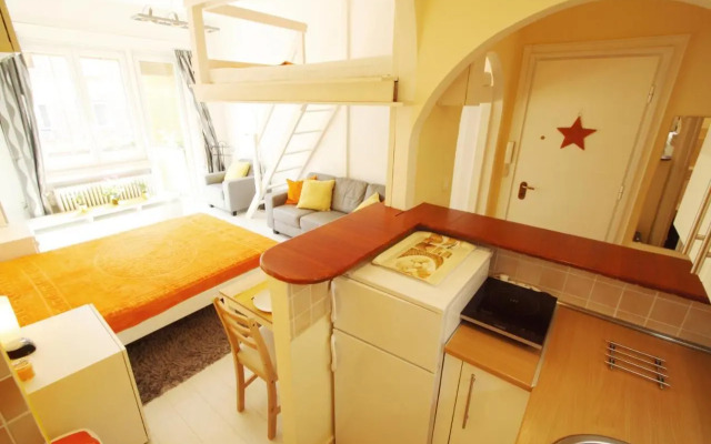 Sunny Studio with balcony in Party District