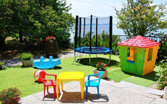 A5 Beachfront apt With a Balcony and sea View